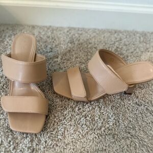 Adjustable width light nude heels